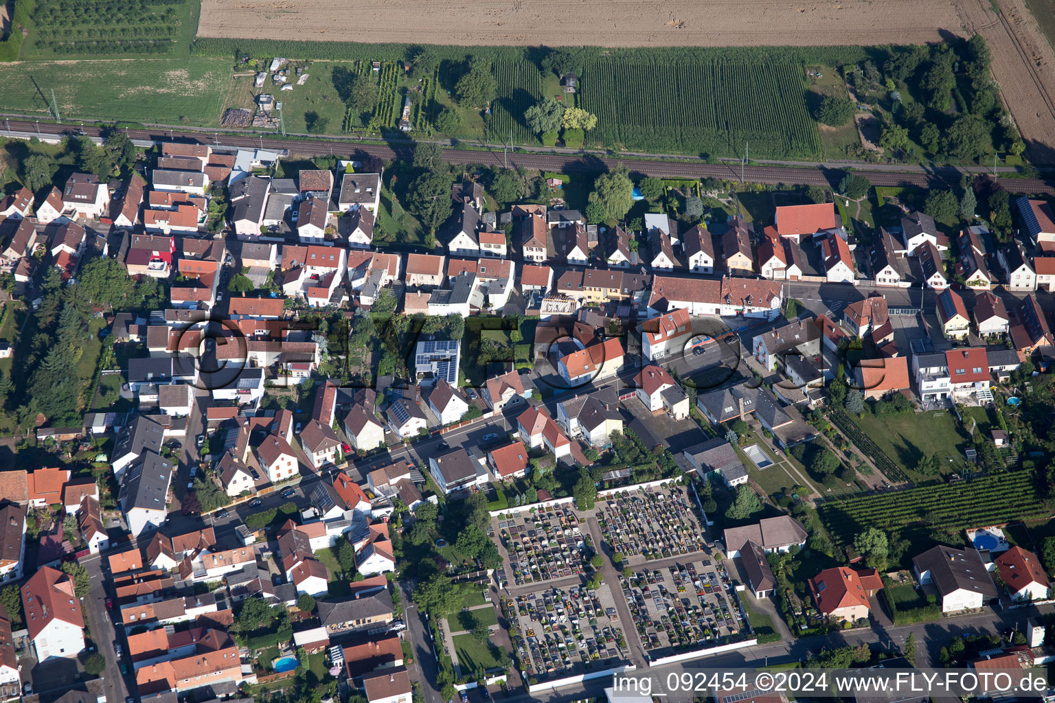 Vue aérienne de Cimetière à le quartier Berghausen in Römerberg dans le département Rhénanie-Palatinat, Allemagne