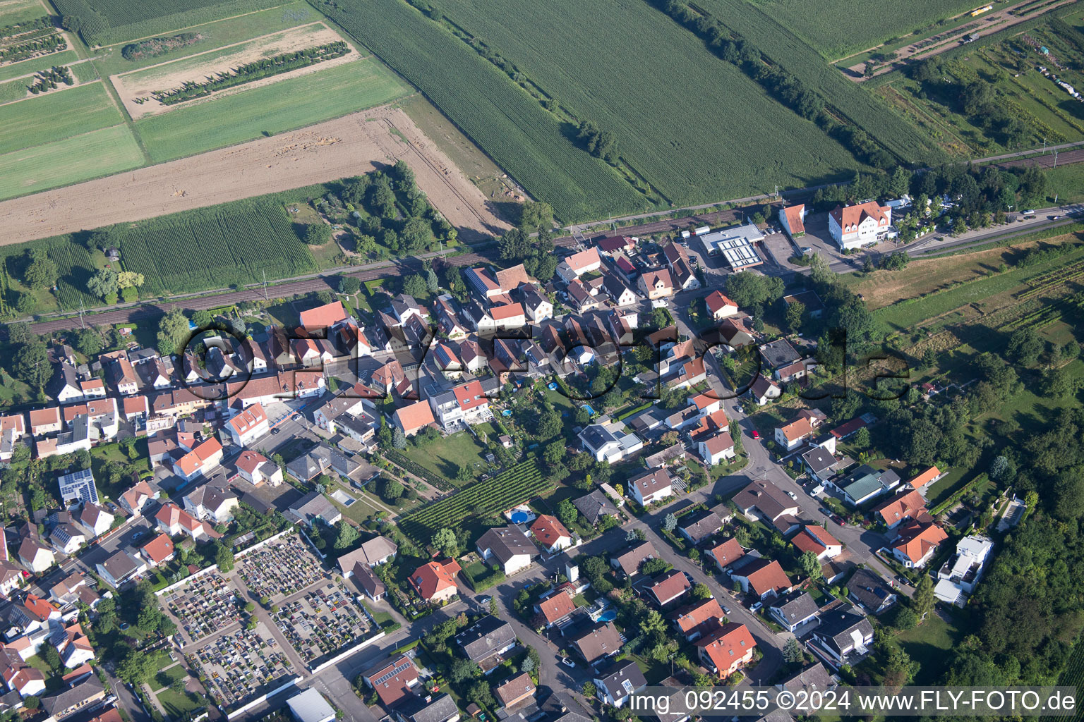 Vue aérienne de Rue Germersheimer à le quartier Berghausen in Römerberg dans le département Rhénanie-Palatinat, Allemagne