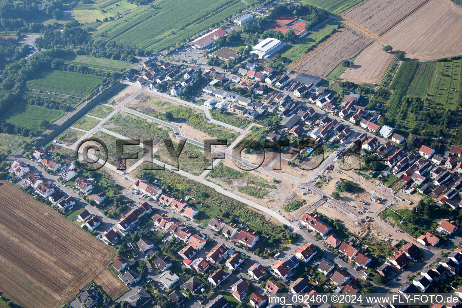 Vue aérienne de Nouvelle zone de développement sur Römerberg à le quartier Heiligenstein in Römerberg dans le département Rhénanie-Palatinat, Allemagne