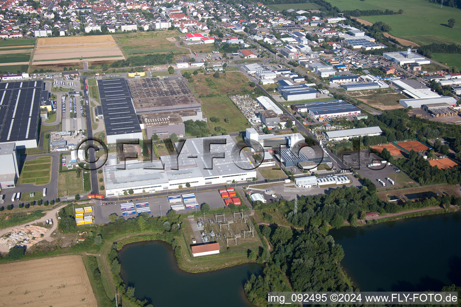 Zone industrielle à Offenbach an der Queich dans le département Rhénanie-Palatinat, Allemagne depuis l'avion