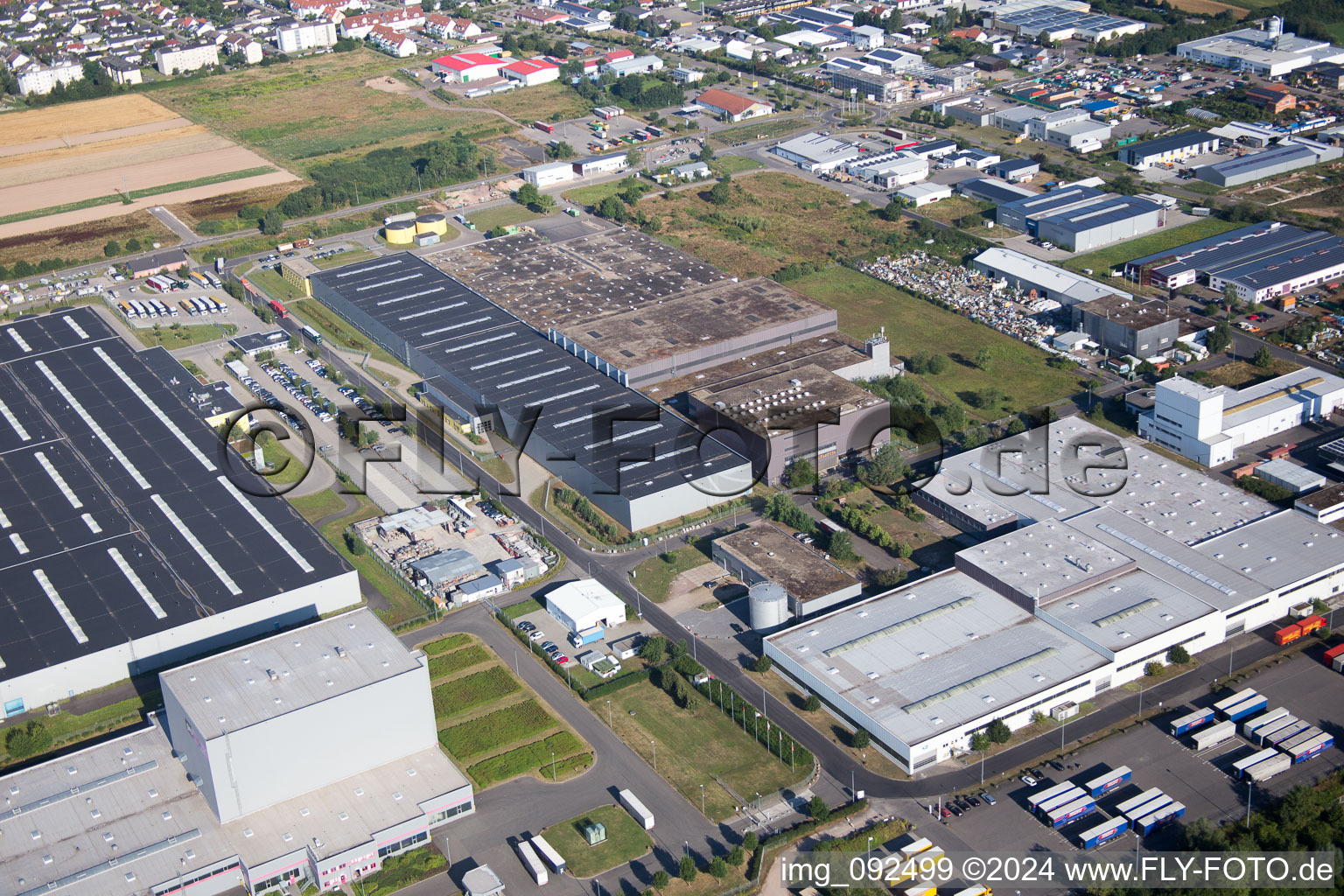 Vue d'oiseau de Zone commerciale à le quartier Offenbach in Offenbach an der Queich dans le département Rhénanie-Palatinat, Allemagne