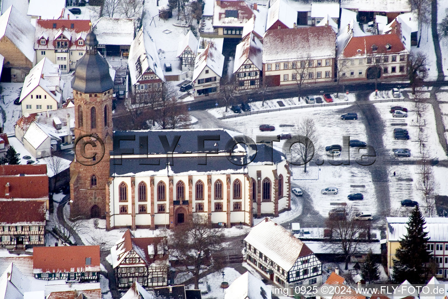 Vue aérienne de Église enneigée d'hiver dans le vieux centre-ville du centre-ville à Kandel dans le département Rhénanie-Palatinat, Allemagne