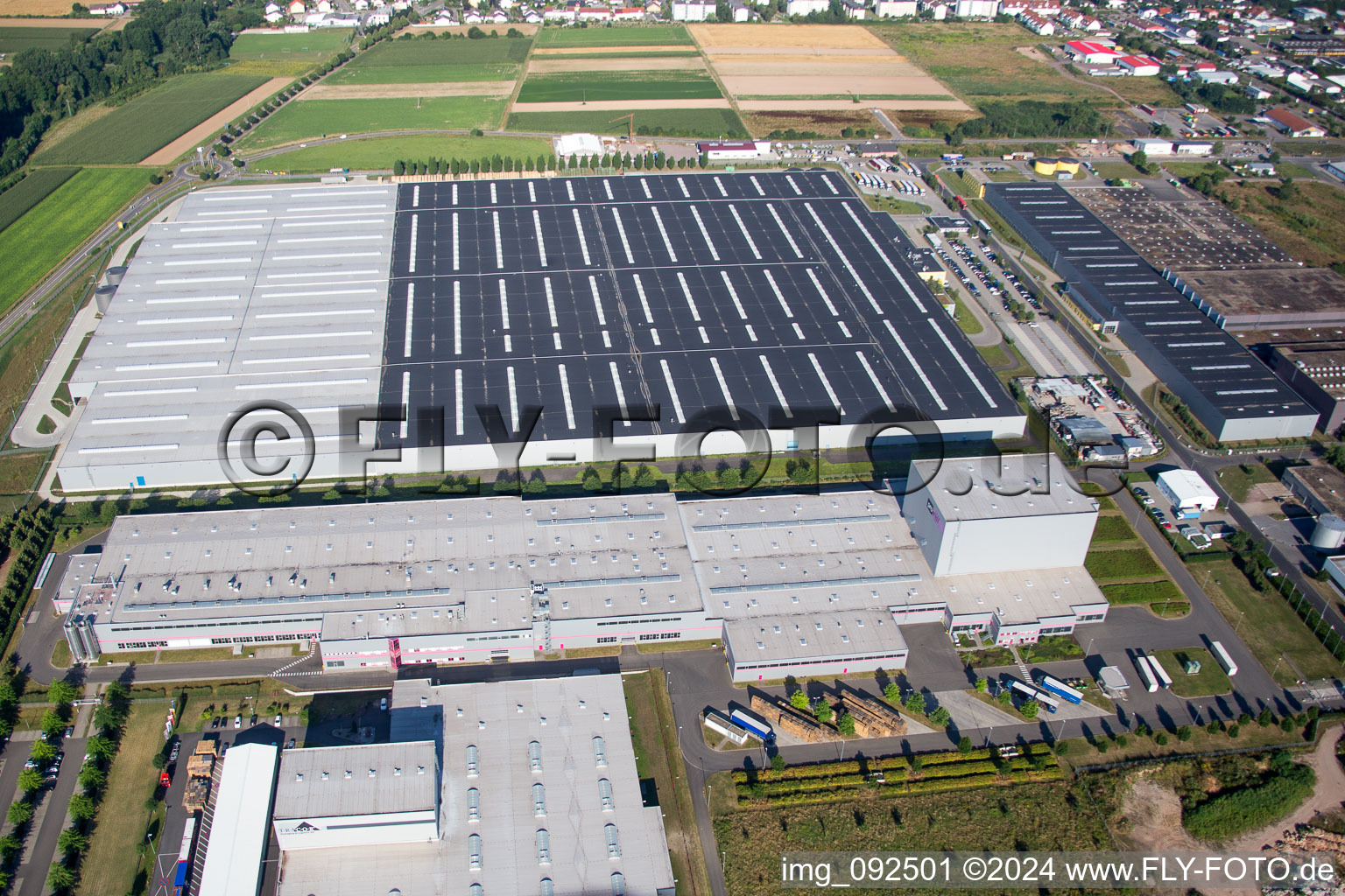 Zone commerciale à le quartier Offenbach in Offenbach an der Queich dans le département Rhénanie-Palatinat, Allemagne vue du ciel