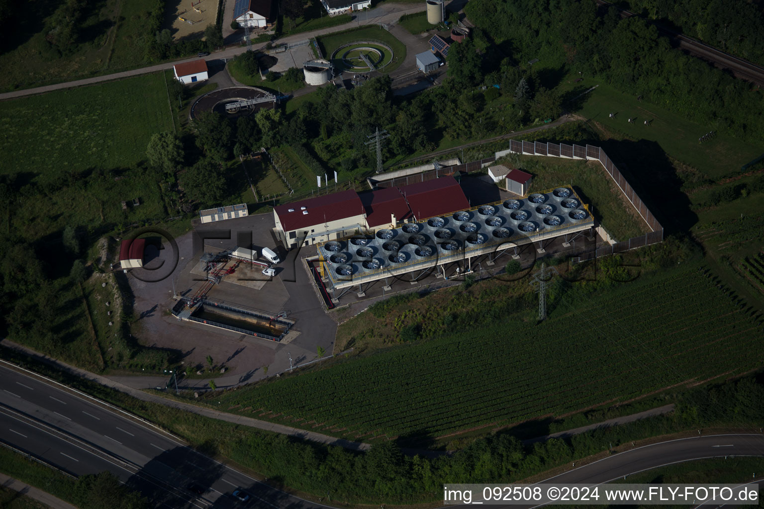Vue aérienne de Systèmes de refroidissement de la centrale géothermique à Insheim dans le département Rhénanie-Palatinat, Allemagne