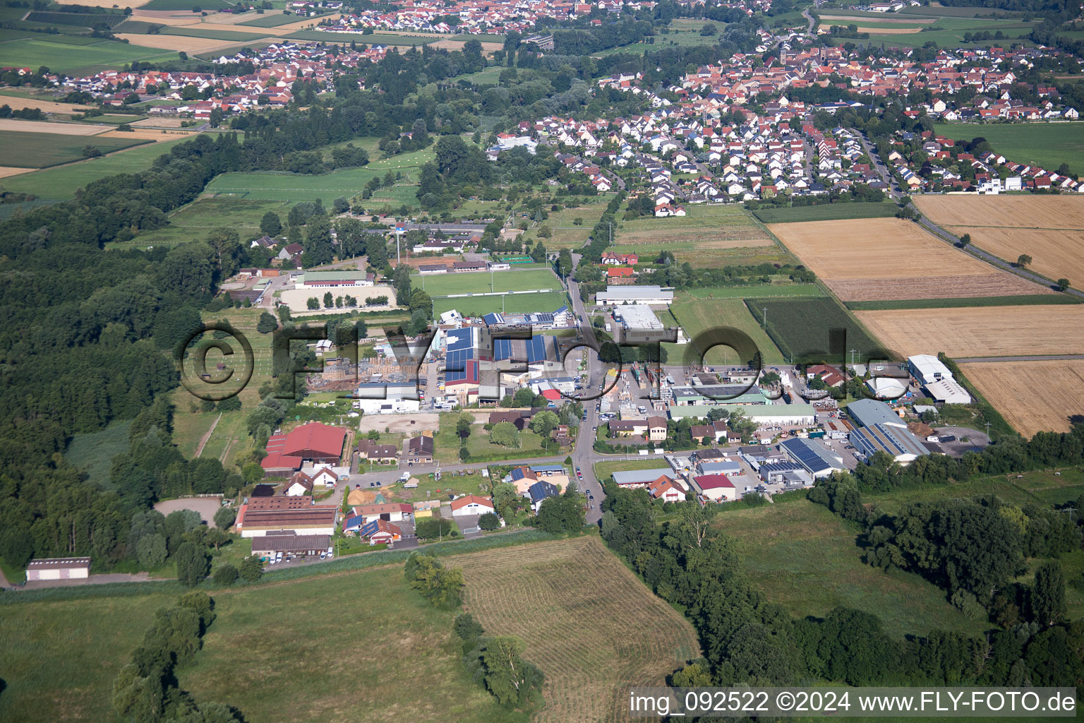 Vue aérienne de Maison pas chère, zone commerciale est à Billigheim-Ingenheim dans le département Rhénanie-Palatinat, Allemagne