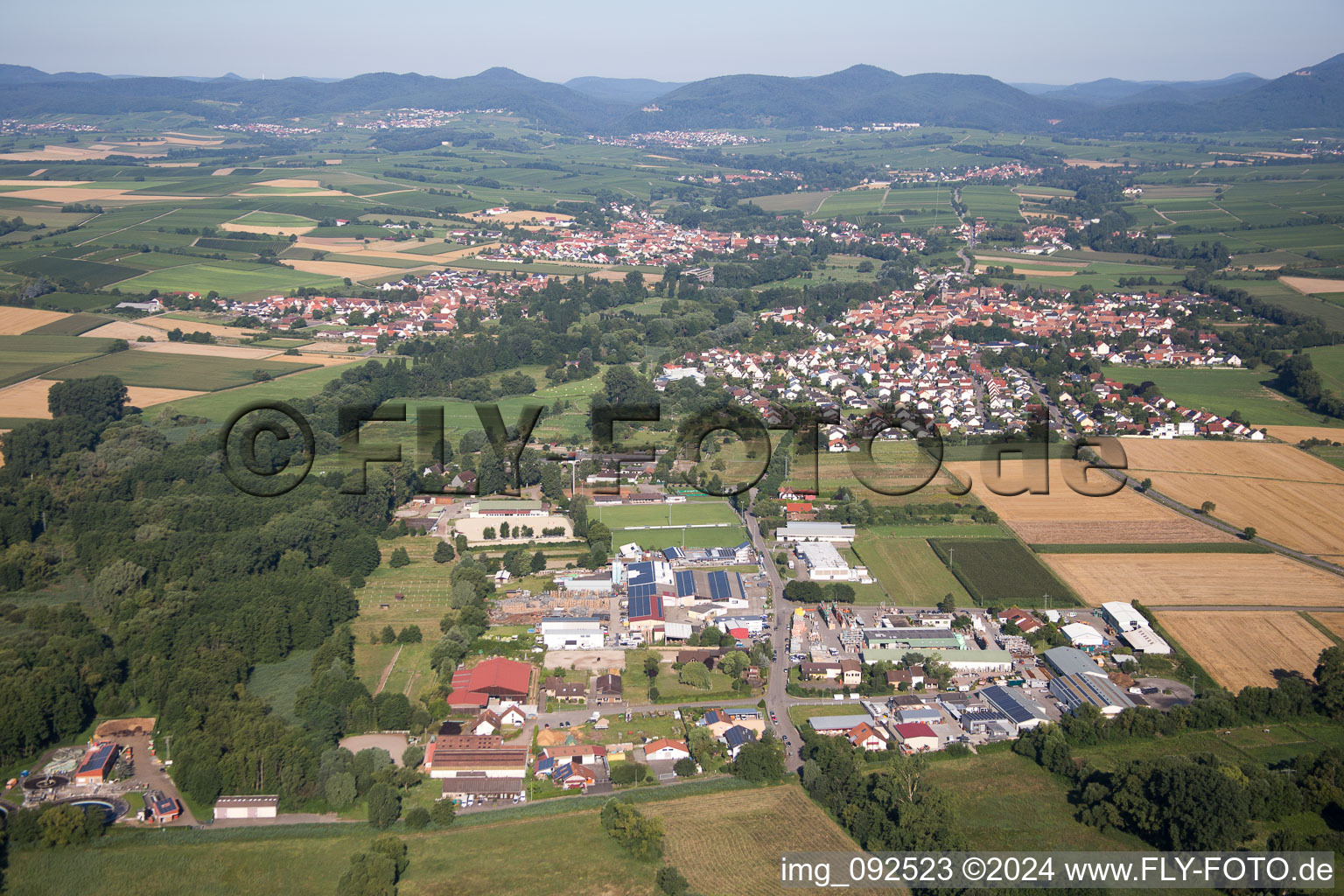 Vue aérienne de Maison pas chère, zone commerciale est à Billigheim-Ingenheim dans le département Rhénanie-Palatinat, Allemagne