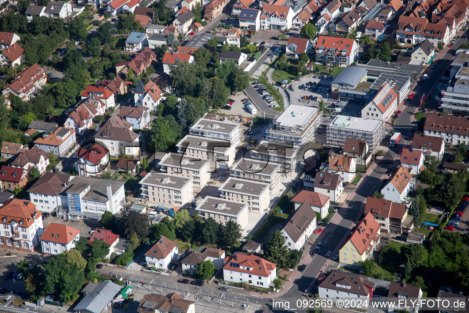 Chantiers d'ensemble de bâtiments pour la nouvelle construction d'un quartier urbain en centre-ville à Kandel dans le département Rhénanie-Palatinat, Allemagne du point de vue du drone