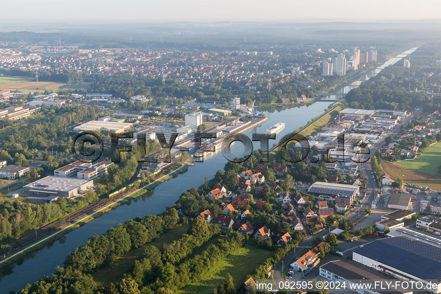 Vue aérienne de Zones riveraines du canal Main-Danube dans le quartier du Schallershof à le quartier Steinforst in Erlangen dans le département Bavière, Allemagne