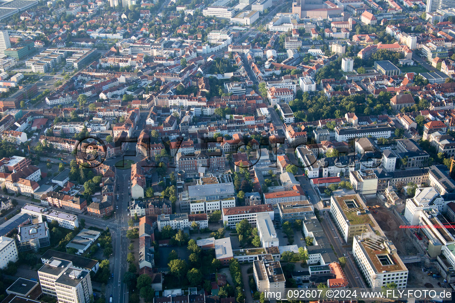 Vue aérienne de Circulaire - zone ronde - carré à le quartier Loewenich in Erlangen dans le département Bavière, Allemagne