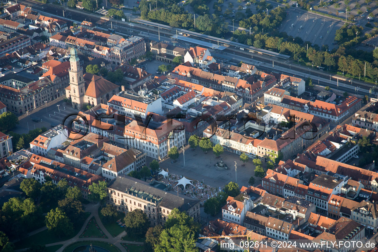 Vue aérienne de Église huguenote dans le centre ancien du centre-ville à le quartier Markgrafenstadt in Erlangen dans le département Bavière, Allemagne