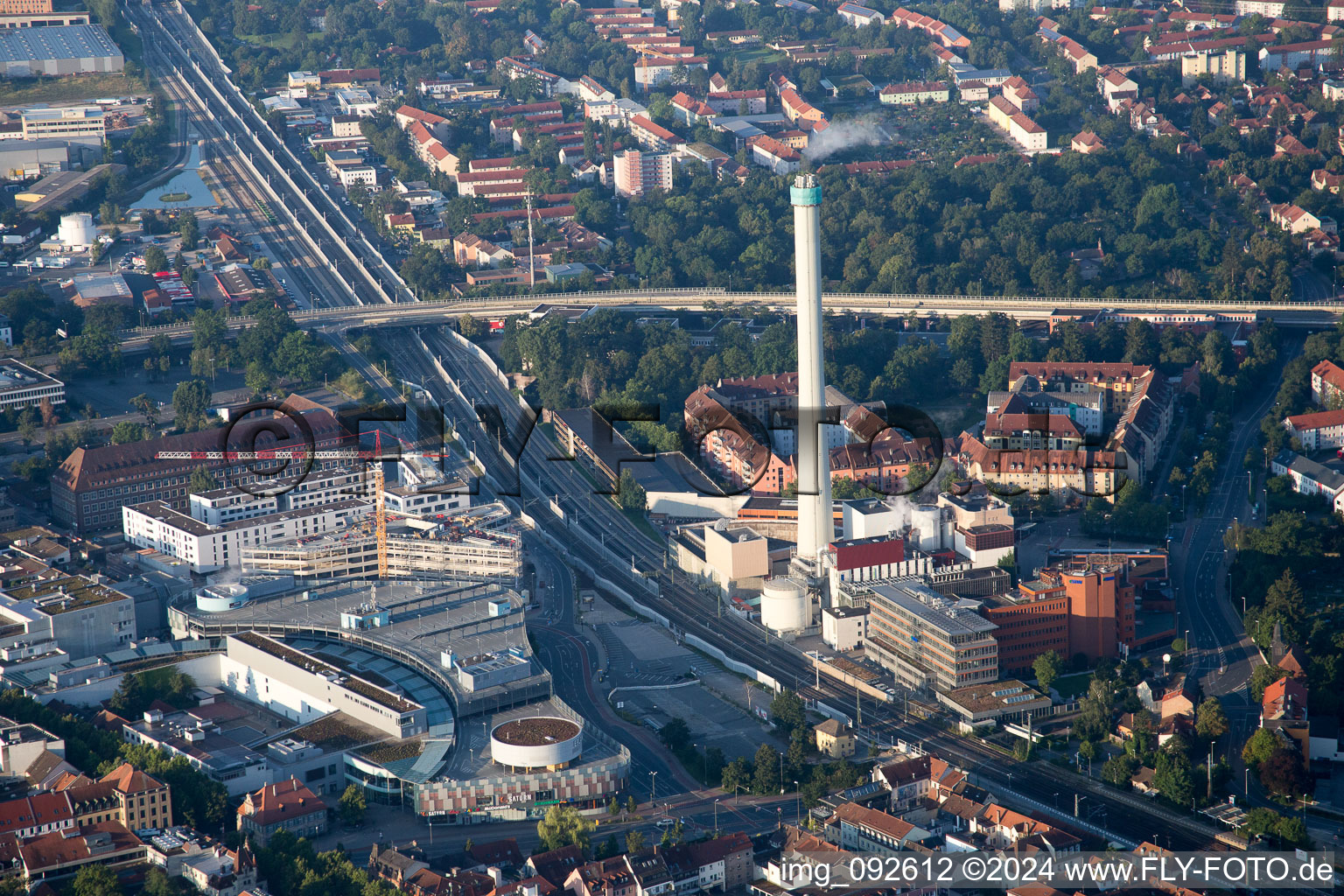 Vue aérienne de Installations électriques et tour de gaz d'échappement de la centrale thermique au charbon et des arcades Erlangen à le quartier Rathausplatz in Erlangen dans le département Bavière, Allemagne