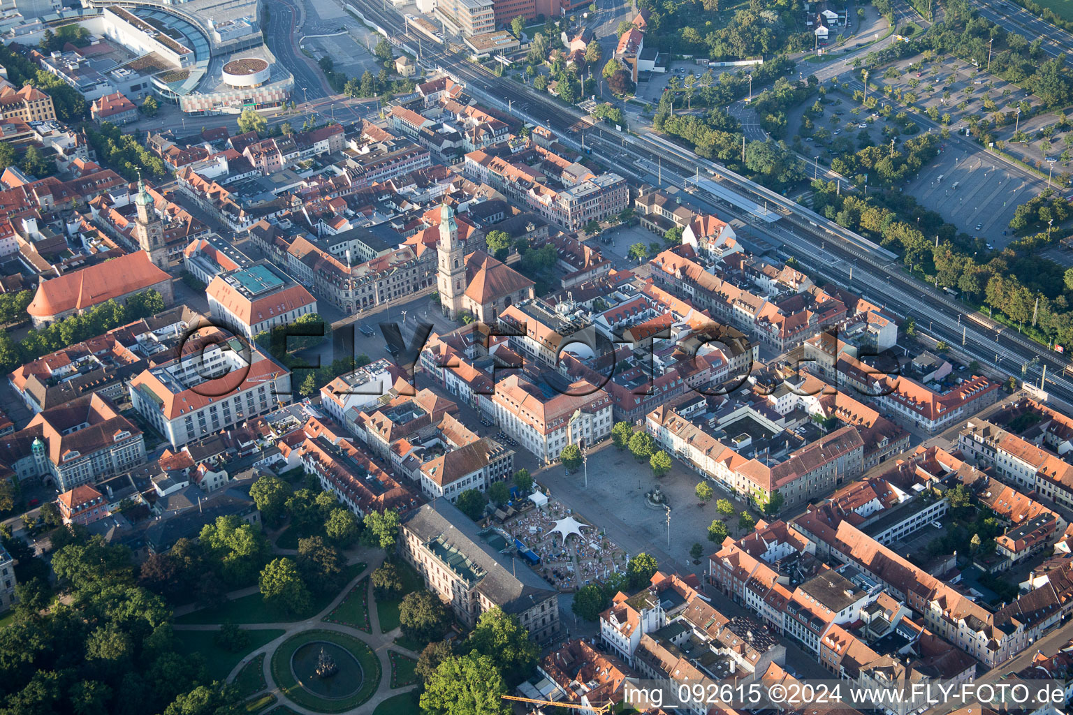 Vue aérienne de Hôtel de ville de l'administration municipale sur la place du marché au centre-ville à le quartier Markgrafenstadt in Erlangen dans le département Bavière, Allemagne