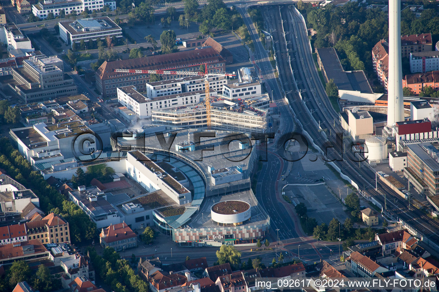 Vue aérienne de Installations électriques et tour de gaz d'échappement de la centrale thermique au charbon et des arcades Erlangen à le quartier Rathausplatz in Erlangen dans le département Bavière, Allemagne