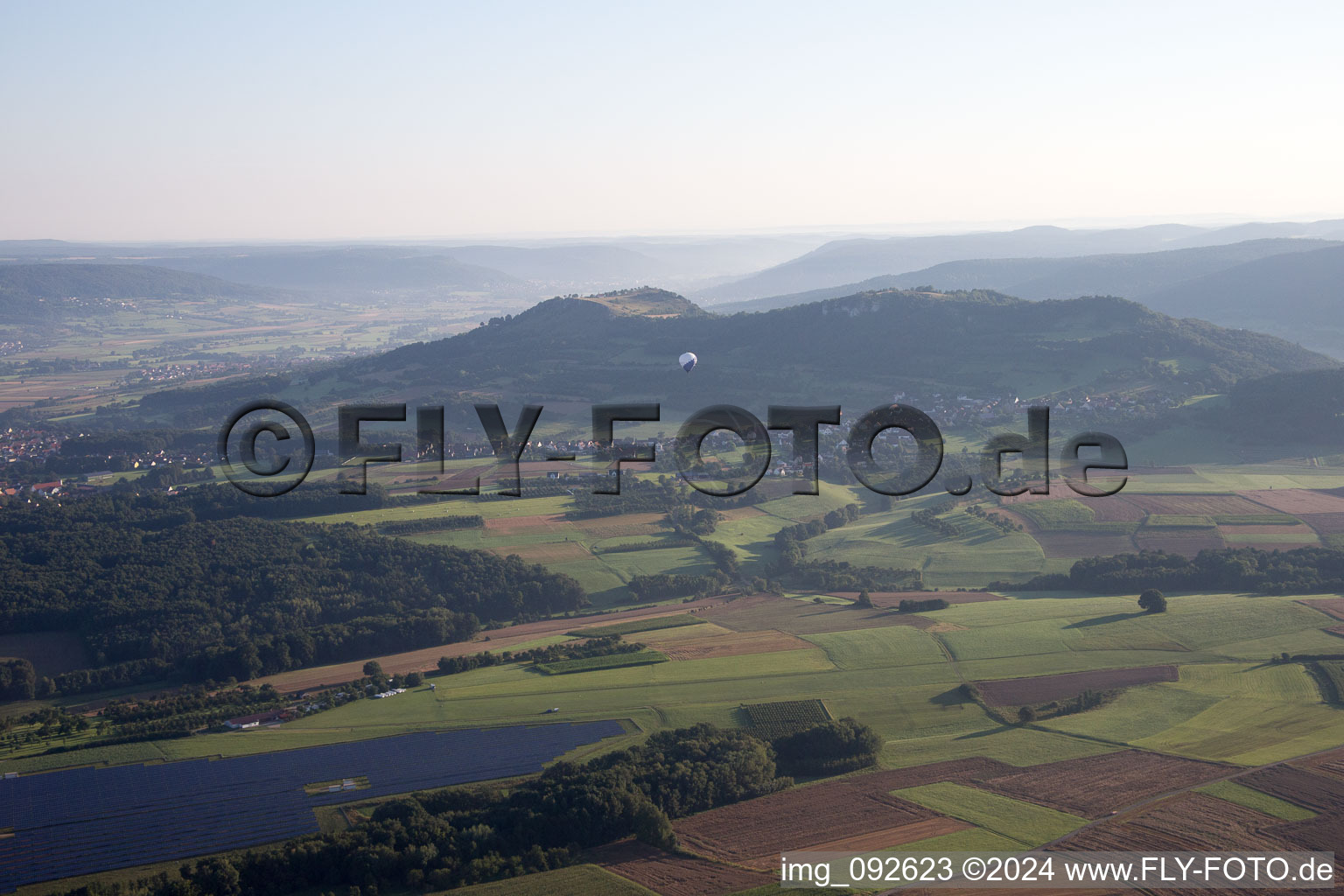 Vue aérienne de Montgolfière volant au-dessus de l'espace aérien dans la brume matinale de la Suisse franconienne à Pinzberg dans le département Bavière, Allemagne