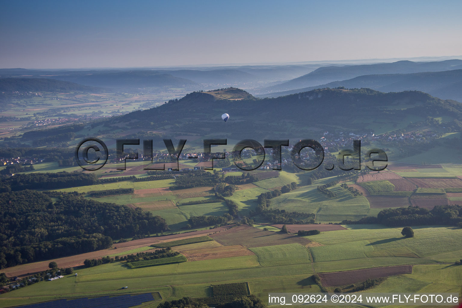 Vue aérienne de Montgolfière volant au-dessus de l'espace aérien dans la brume matinale de la Suisse franconienne à le quartier Elsenberg in Pinzberg dans le département Bavière, Allemagne