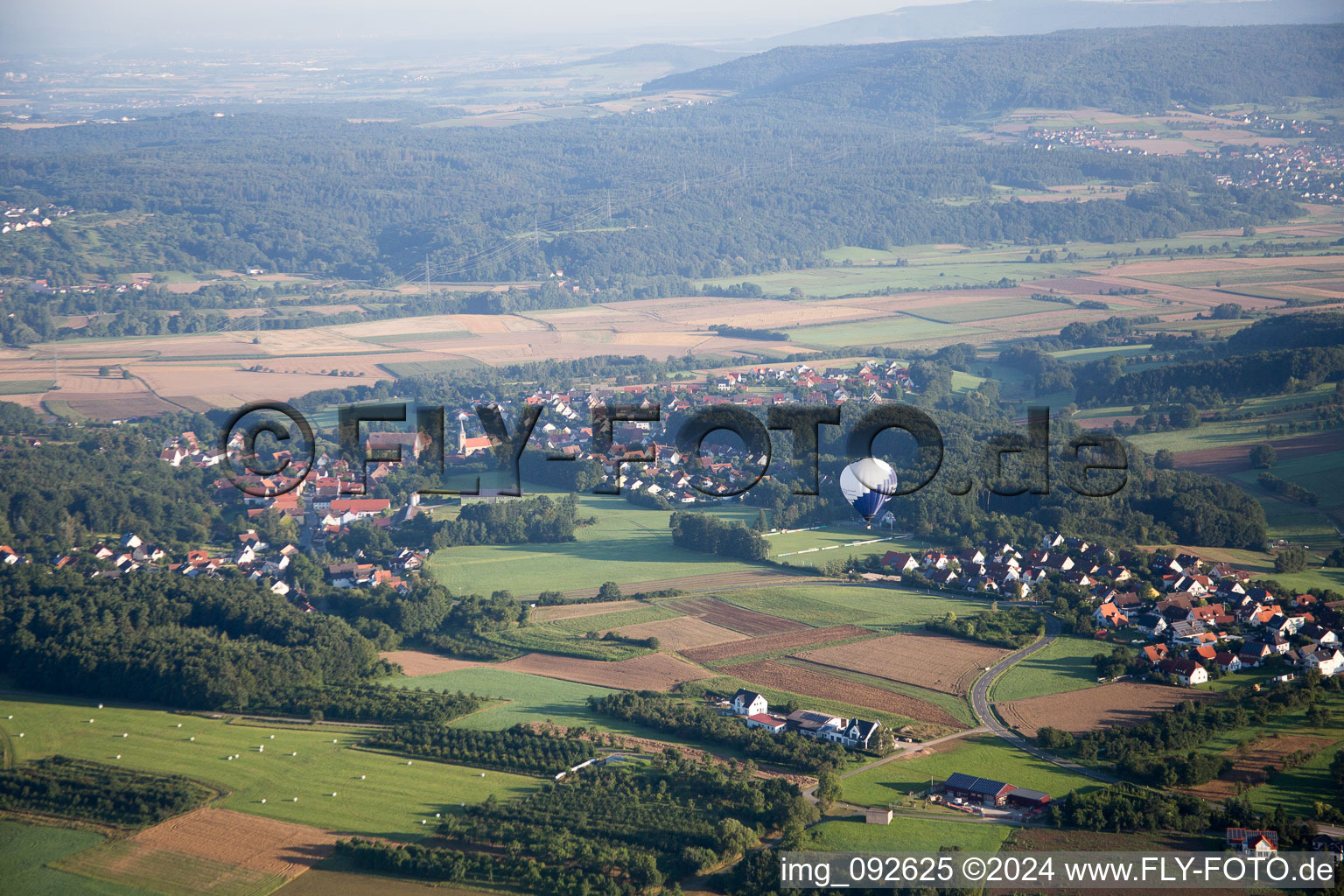 Vue aérienne de Lancement de ballon à le quartier Dietzhof in Leutenbach dans le département Bavière, Allemagne