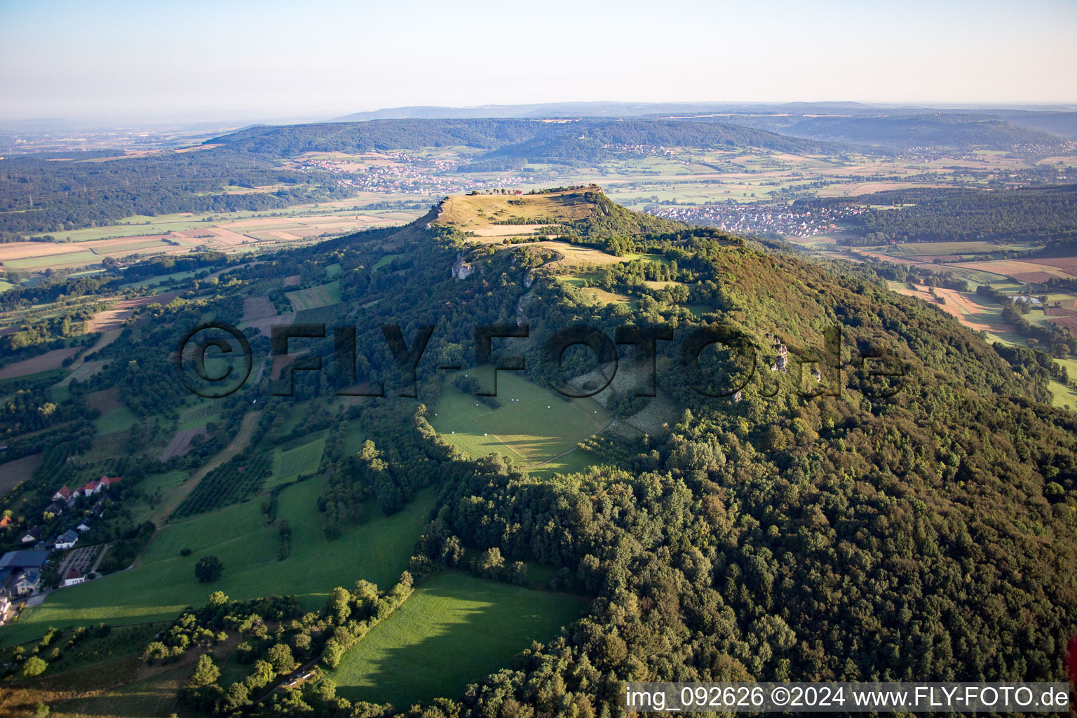 Vue aérienne de Sommet Walberla à Wiesenthau dans le département Bavière, Allemagne