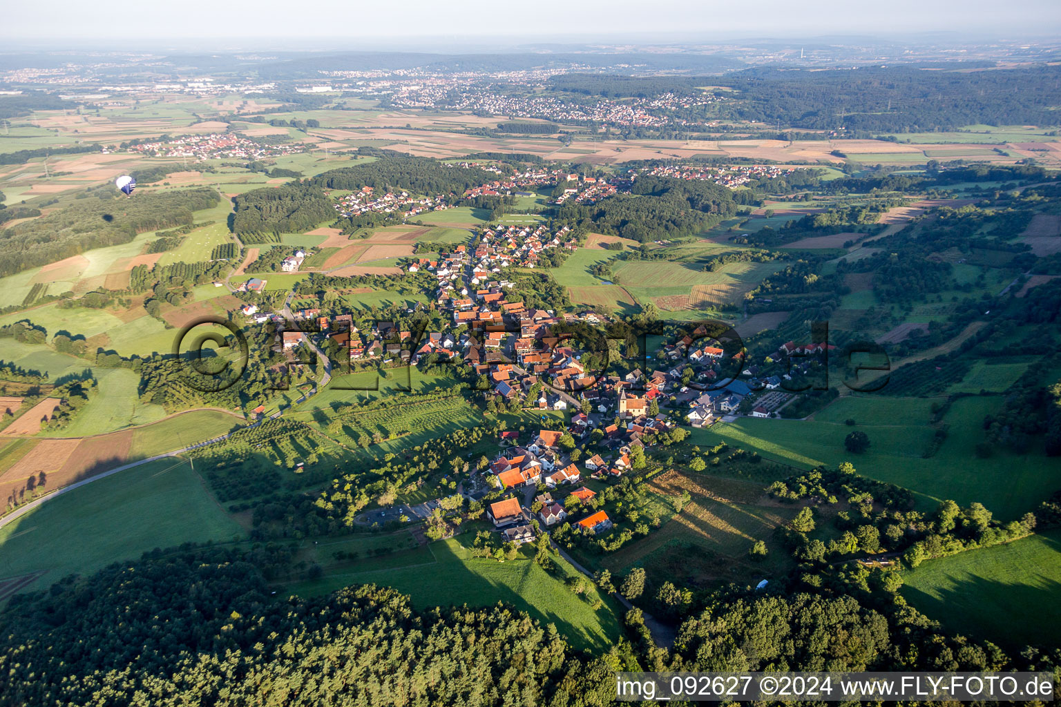 Vue aérienne de Quartier Schlaifhausen in Wiesenthau dans le département Bavière, Allemagne