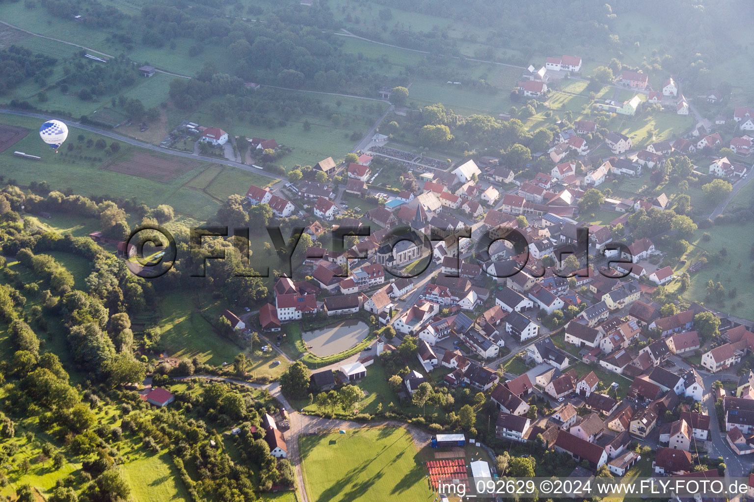 Vue aérienne de Champs agricoles et surfaces utilisables à Leutenbach dans le département Bavière, Allemagne