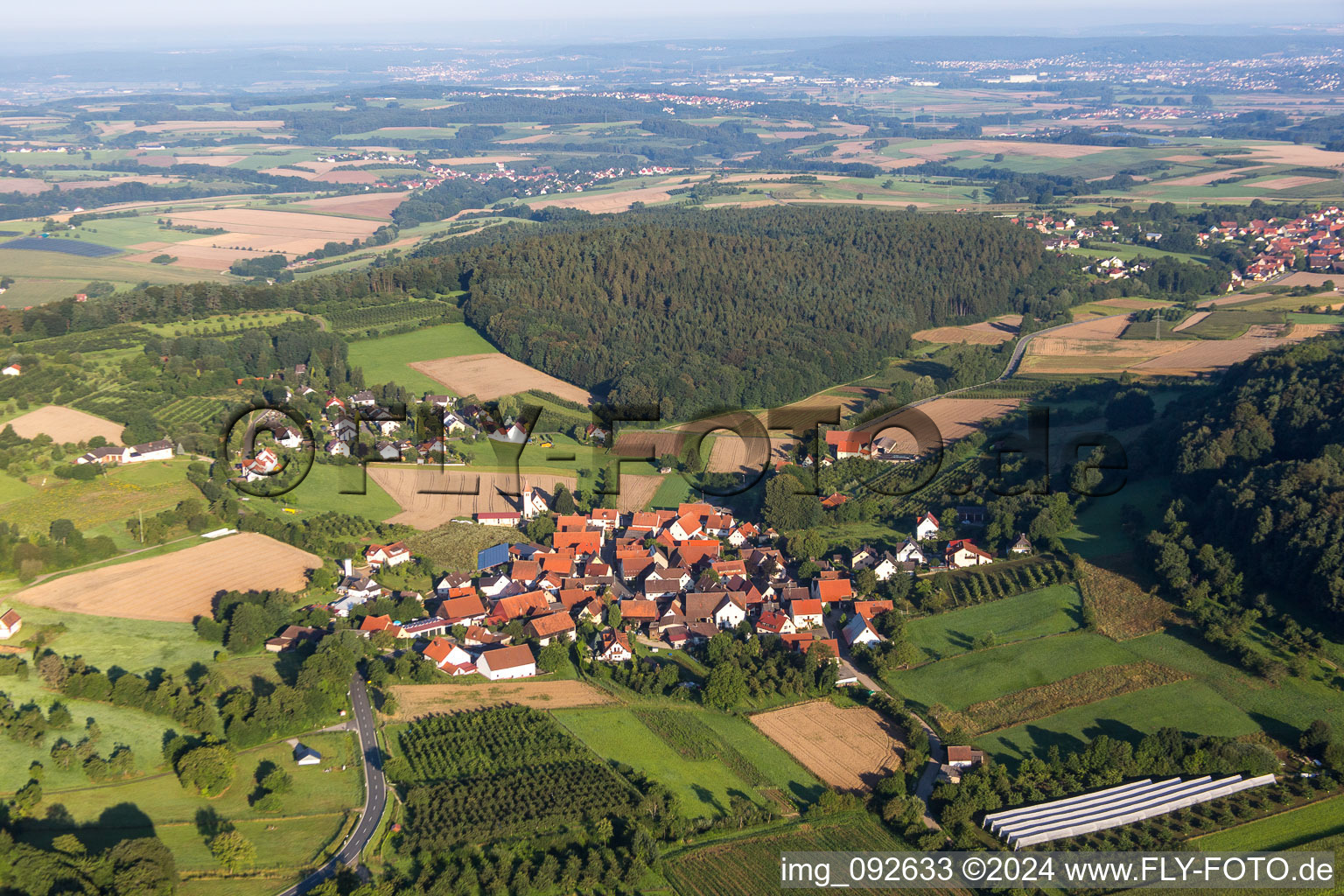 Vue aérienne de Quartier Oberehrenbach in Leutenbach dans le département Bavière, Allemagne