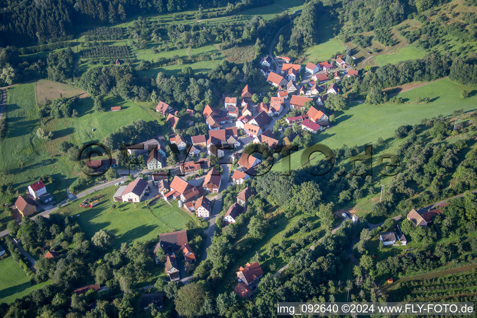 Vue aérienne de Vue sur le village à le quartier Pommer in Igensdorf dans le département Bavière, Allemagne