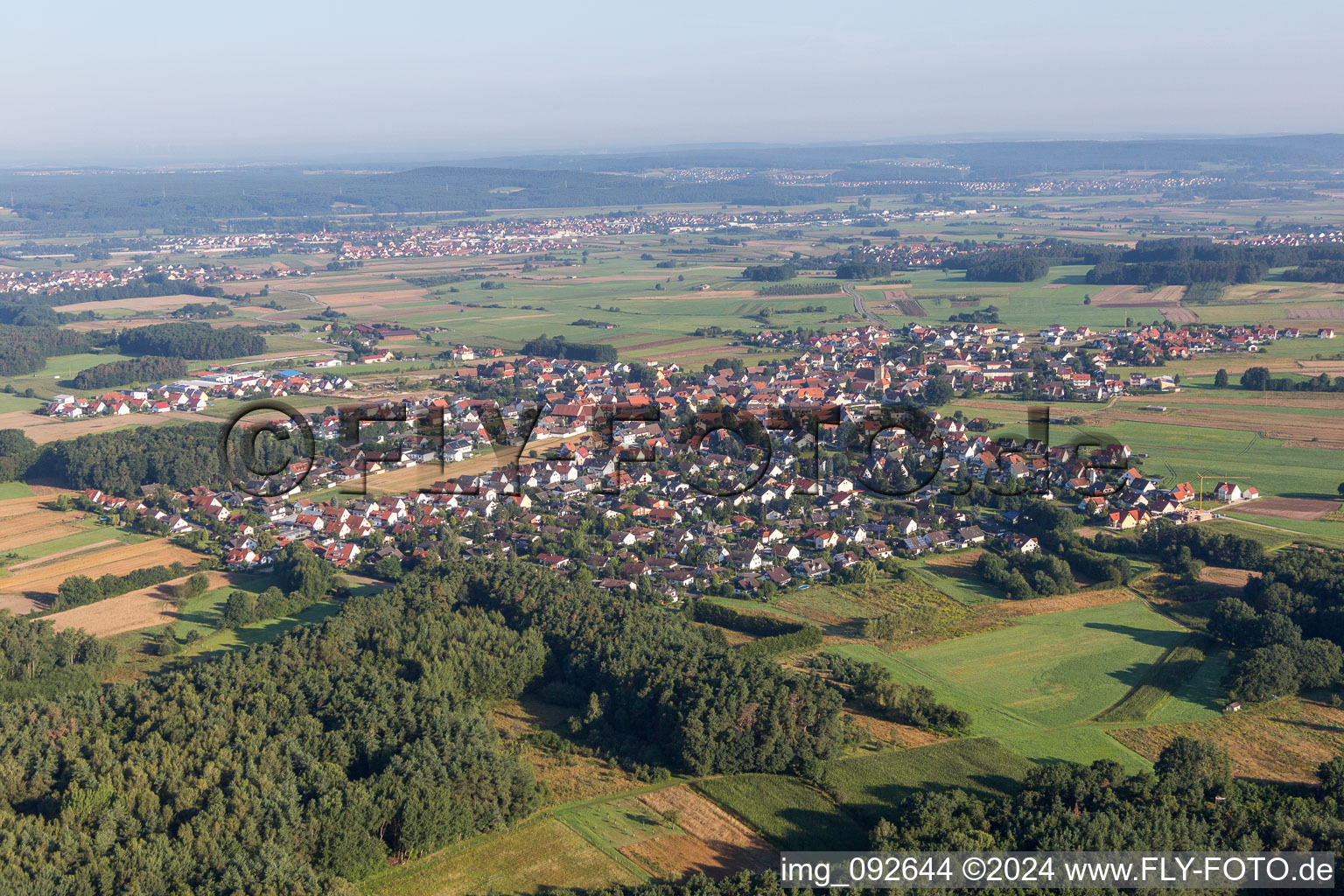 Vue aérienne de Champs agricoles et surfaces utilisables à Langensendelbach dans le département Bavière, Allemagne