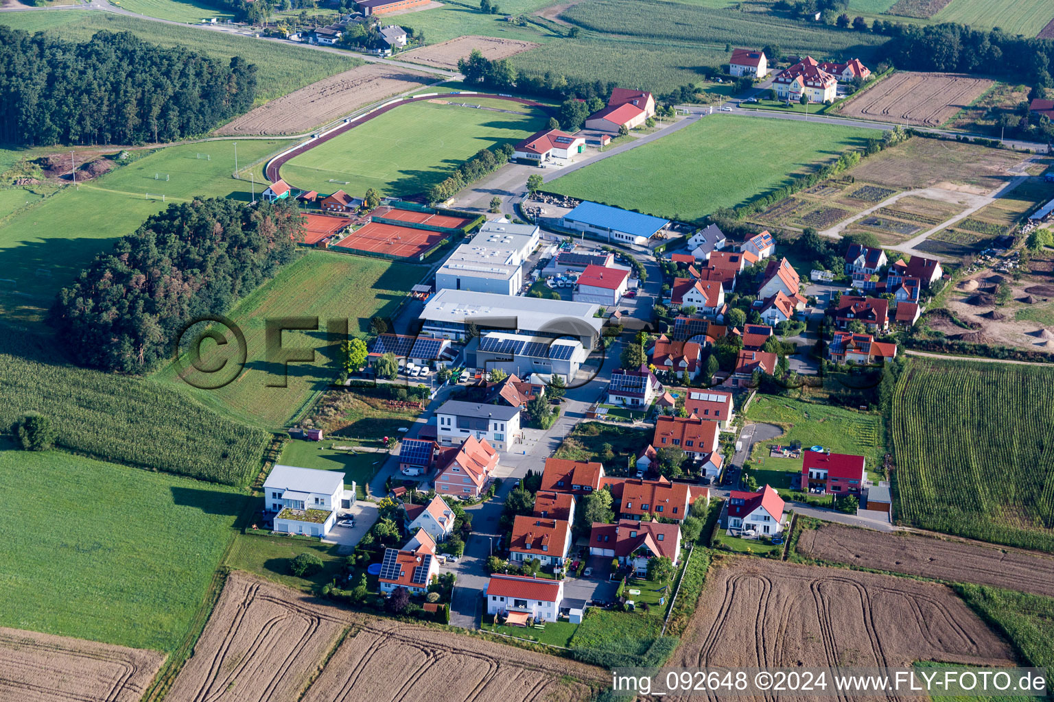 Vue aérienne de Zone commerciale et établissement d'entreprise Handwerkerring à Langensendelbach dans le département Bavière, Allemagne