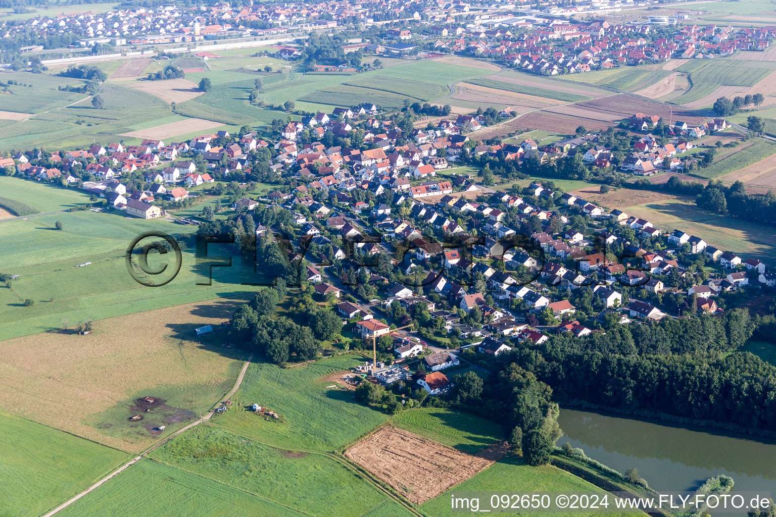 Vue aérienne de Zone de peuplement à le quartier Igelsdorf in Baiersdorf dans le département Bavière, Allemagne