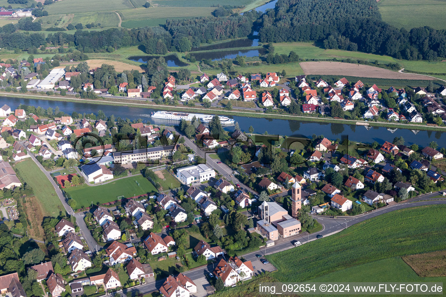 Vue aérienne de Zones riveraines du Regnitz dans le district de Kleinseebach à Möhrendorf dans le département Bavière, Allemagne