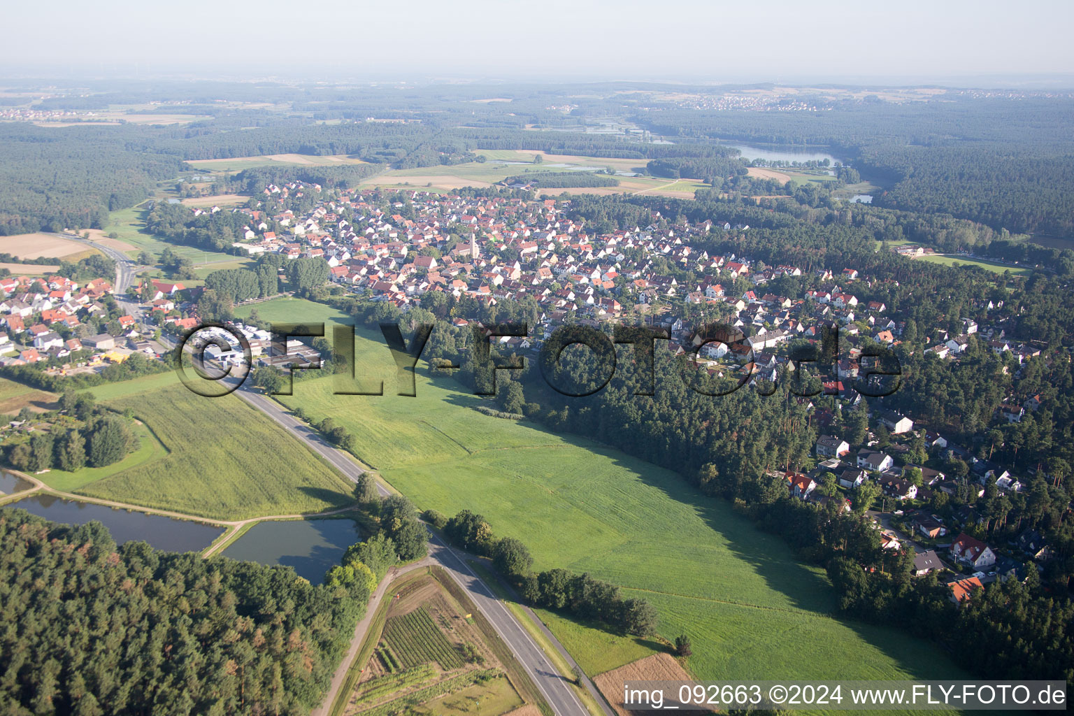 Vue aérienne de Vue sur le village à le quartier Dechsendorf Ost in Erlangen dans le département Bavière, Allemagne