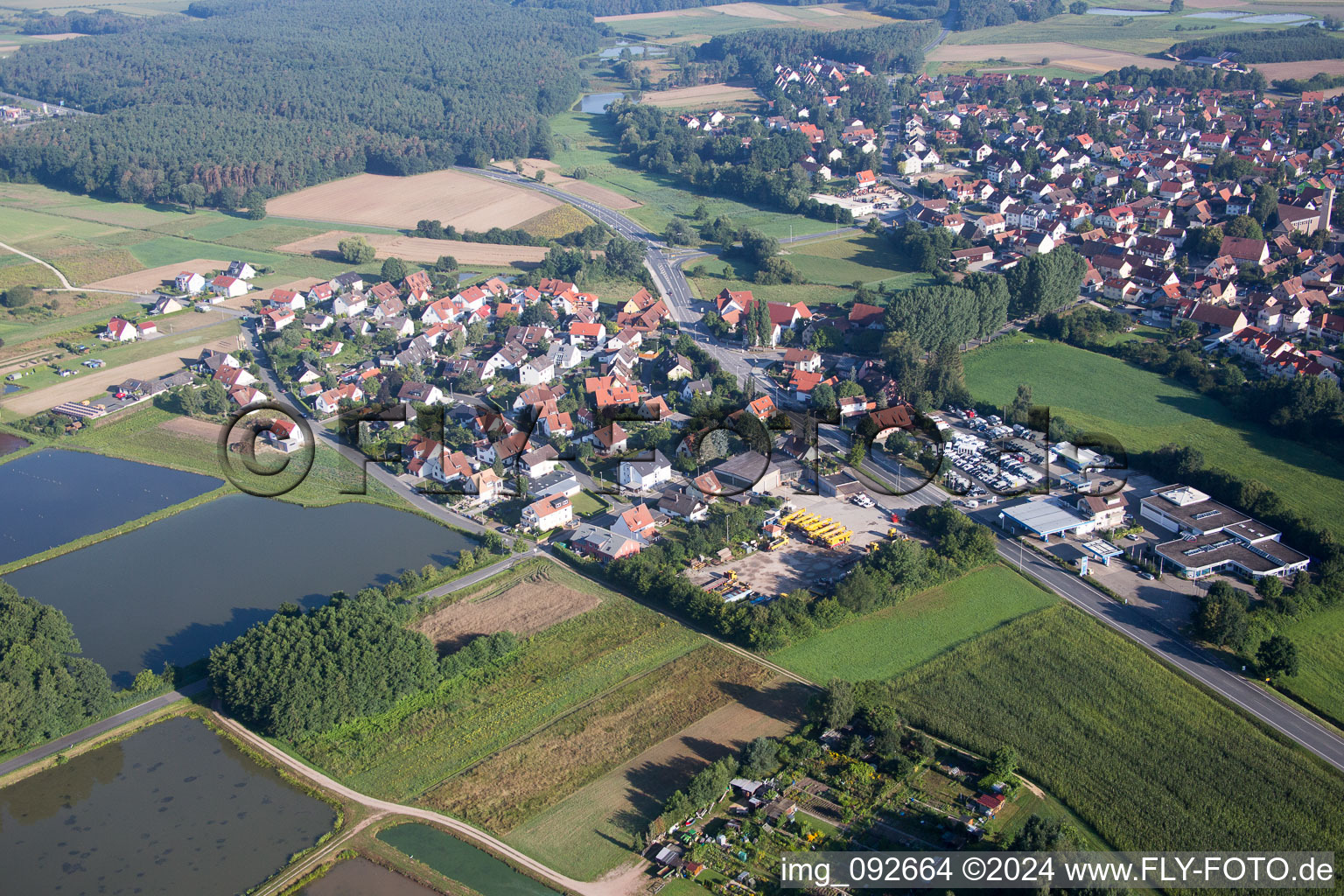 Vue aérienne de Vue sur le village à le quartier Dechsendorf Ost in Erlangen dans le département Bavière, Allemagne