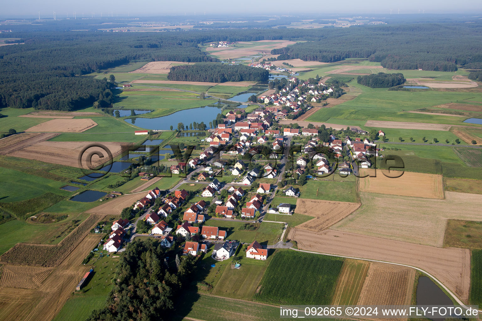 Vue aérienne de Zones riveraines du Dorfweier à le quartier Untermembach in Heßdorf dans le département Bavière, Allemagne