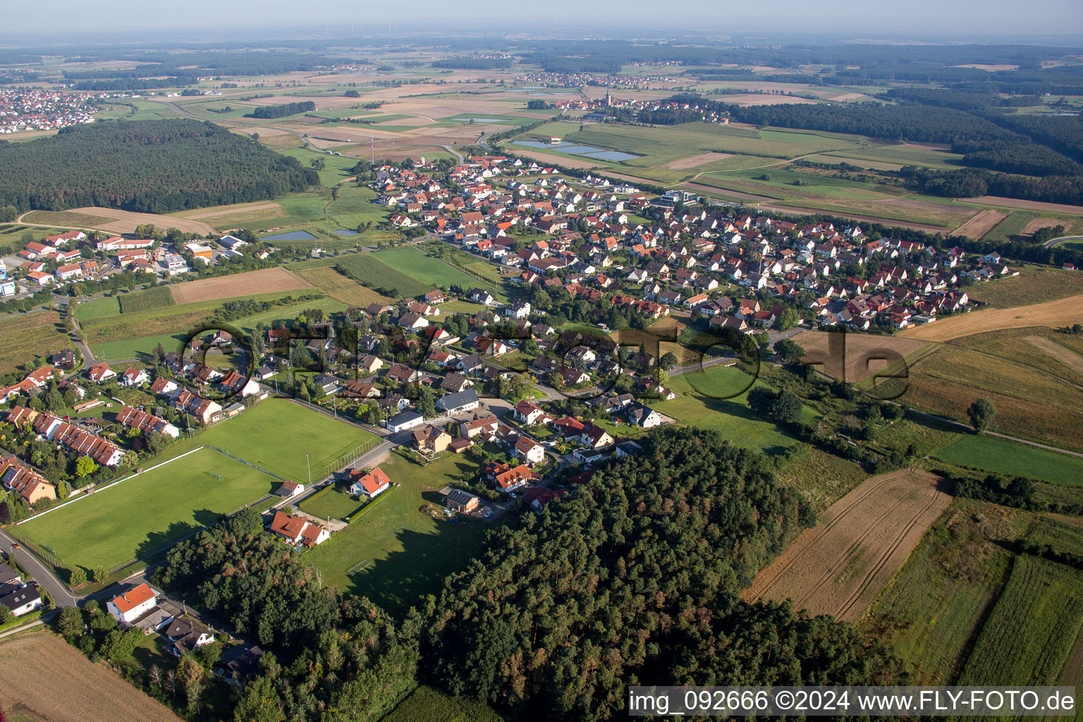 Vue aérienne de Champs agricoles et surfaces utilisables à Heßdorf dans le département Bavière, Allemagne