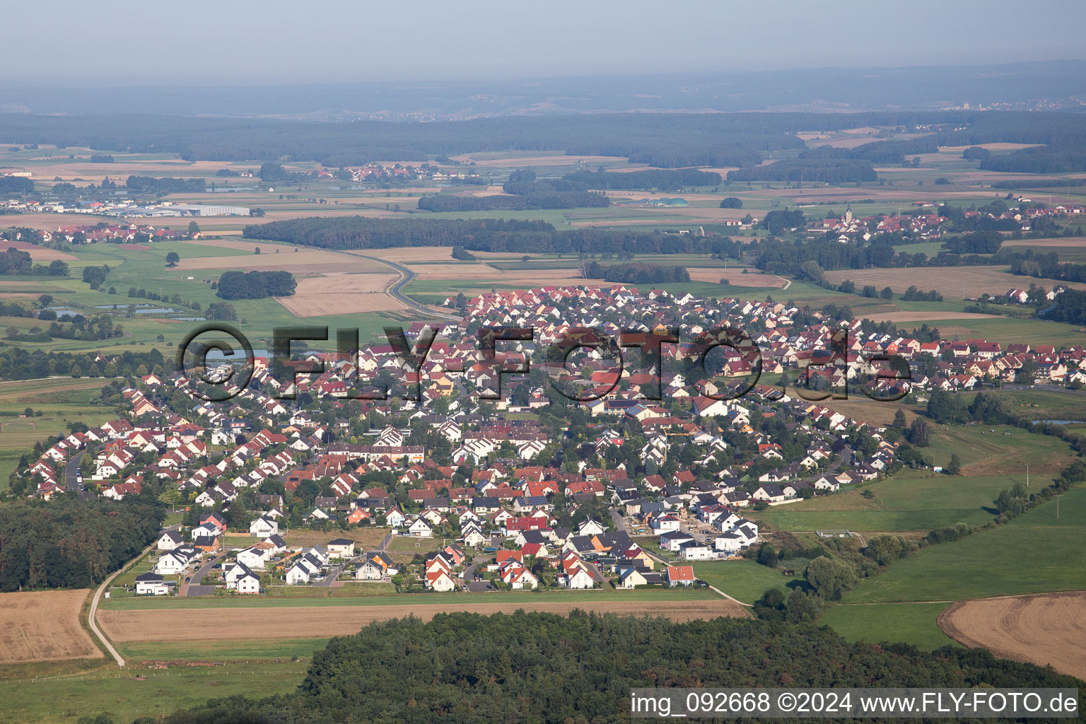 Vue aérienne de Champs agricoles et surfaces utilisables à Großenseebach dans le département Bavière, Allemagne