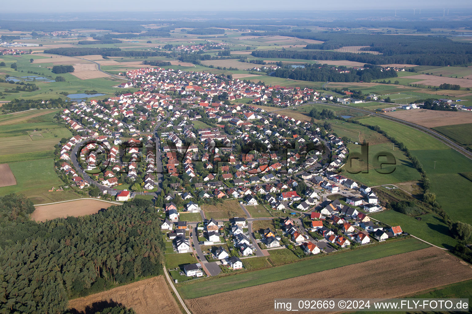 Vue aérienne de Champs agricoles et surfaces utilisables à Großenseebach dans le département Bavière, Allemagne