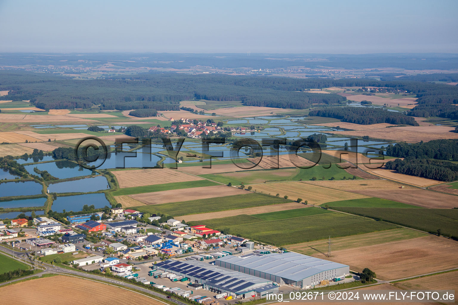 Vue aérienne de Création d'une zone commerciale et d'une entreprise avec Ludwig Peetz, Spedition und Lager GmbH & Co. KG à Weisendorf dans le département Bavière, Allemagne