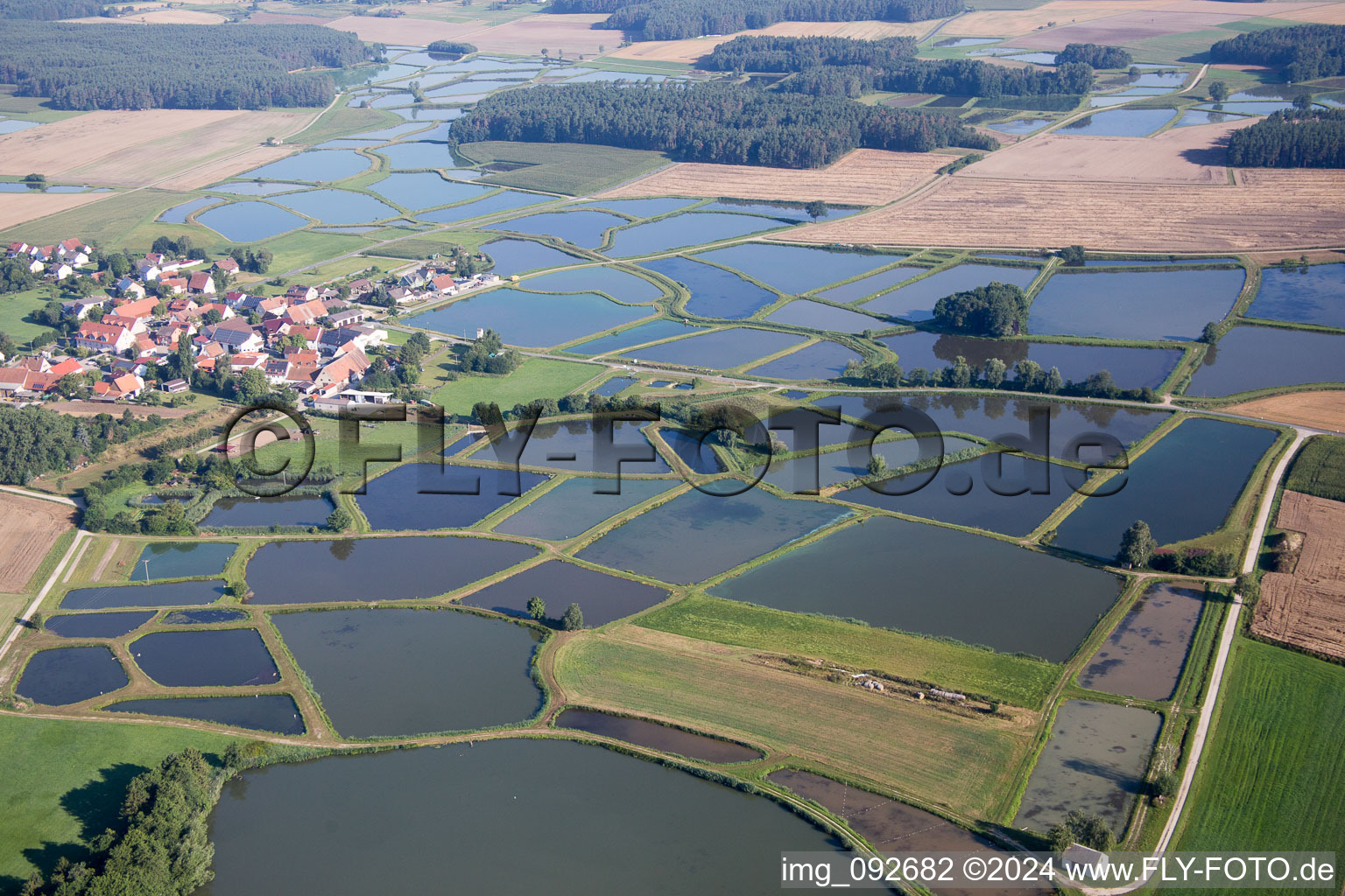 Vue d'oiseau de Weisendorf dans le département Bavière, Allemagne