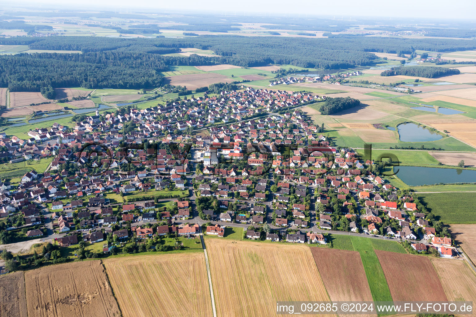 Vue aérienne de Champs agricoles et étangs à carpes à le quartier Oberlindach in Weisendorf dans le département Bavière, Allemagne