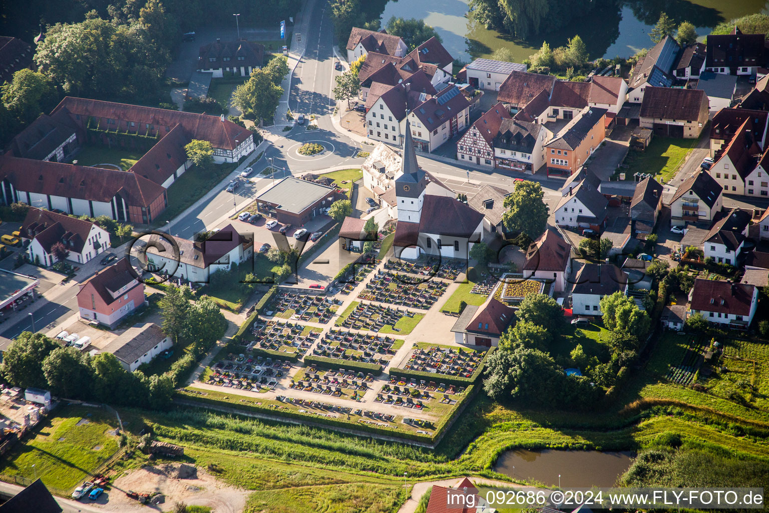 Vue aérienne de Bâtiment religieux et cimetière de la paroisse évangélique luthérienne Weisendorf-Rezelsdorf à Weisendorf dans le département Bavière, Allemagne