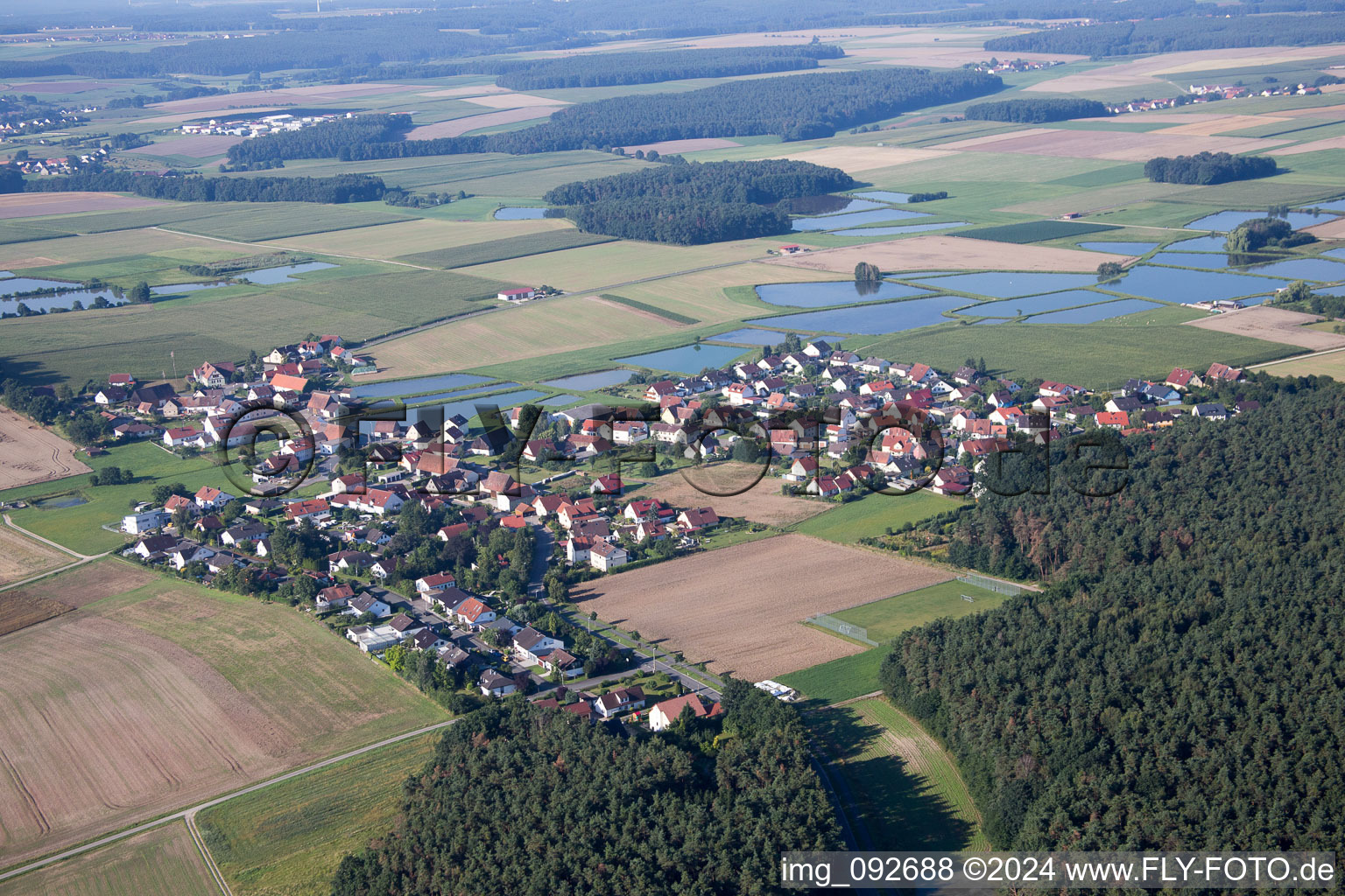 Enregistrement par drone de Weisendorf dans le département Bavière, Allemagne