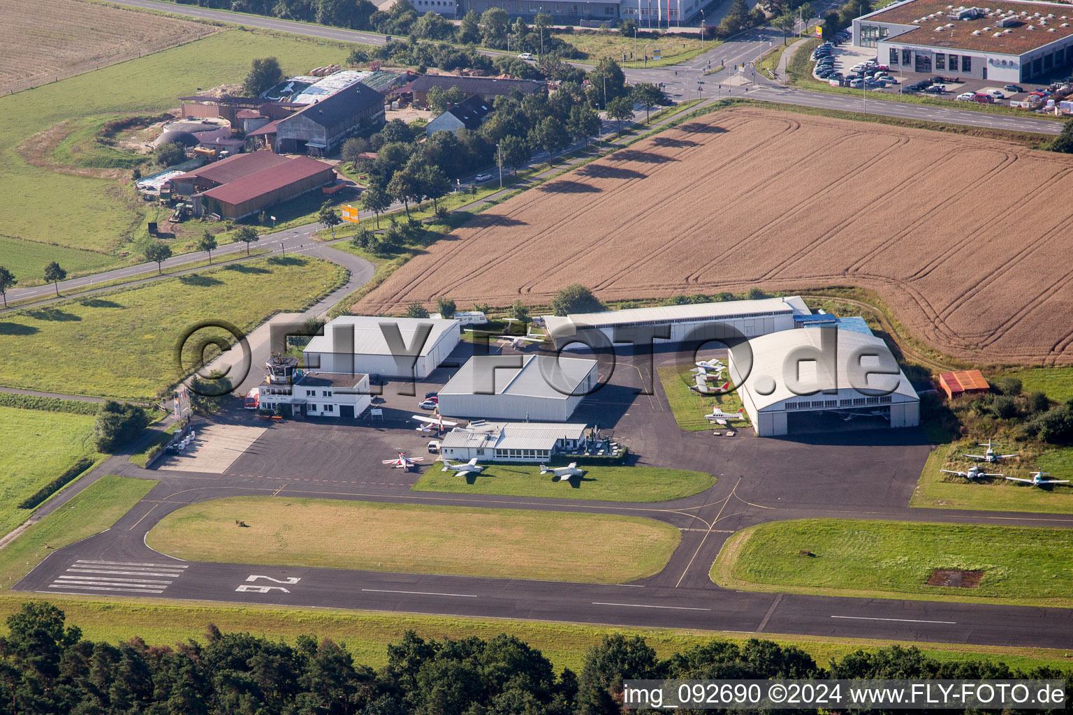 Vue aérienne de Piste avec zone de voie de circulation de l'aéroport Herzogenaurach à Herzogenaurach dans le département Bavière, Allemagne