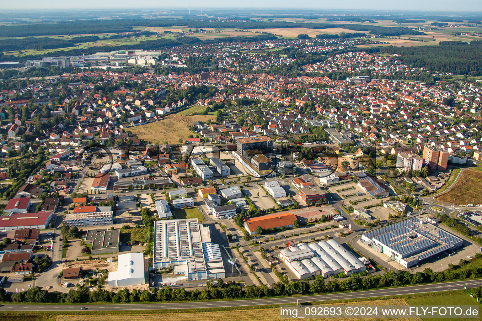 Vue aérienne de Zone industrielle et implantation d'entreprises au nord à Herzogenaurach dans le département Bavière, Allemagne