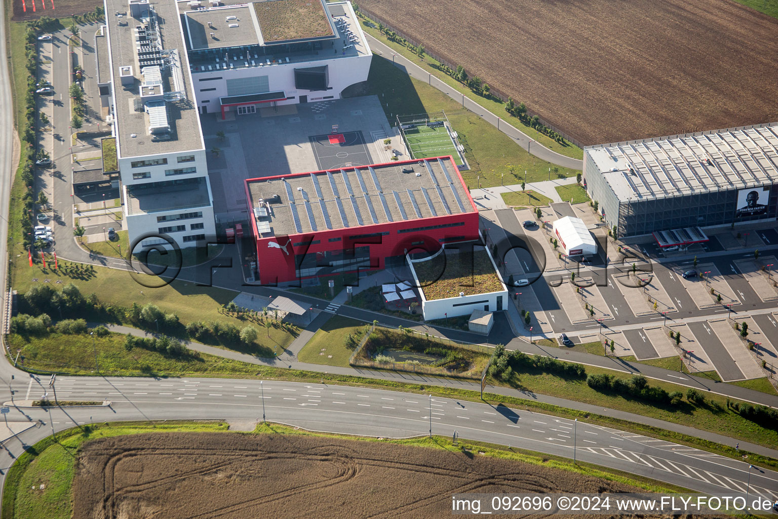 Vue aérienne de Bâtiment administratif et complexe de bureaux adidas à le quartier Haundorf in Herzogenaurach dans le département Bavière, Allemagne