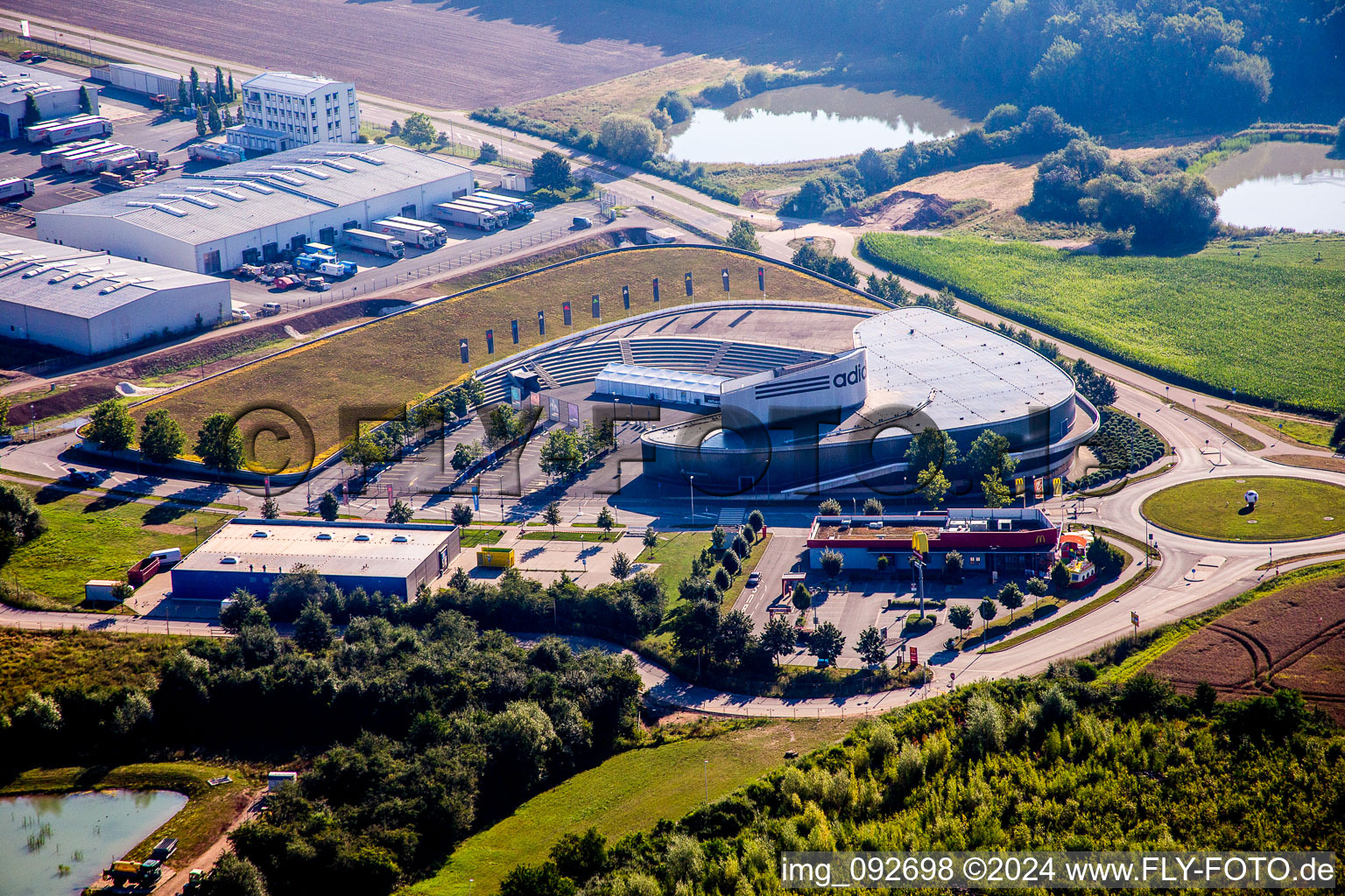 Vue aérienne de Bâtiment administratif et complexe de bureaux adidas à le quartier Haundorf in Herzogenaurach dans le département Bavière, Allemagne