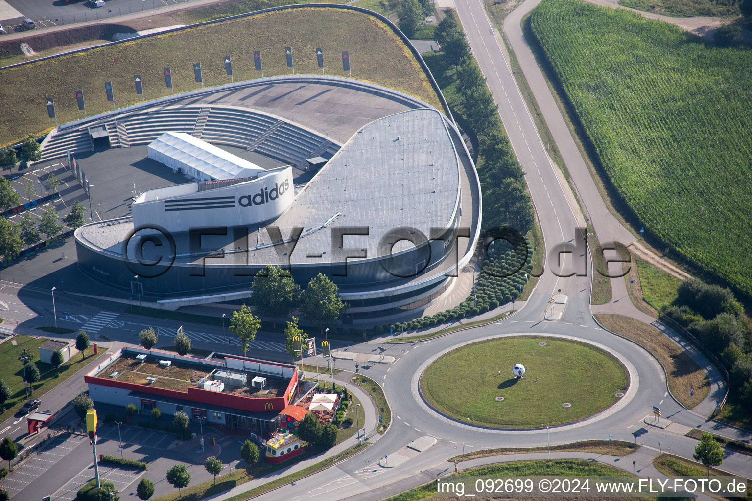 Vue aérienne de Base Herzo à le quartier Niederndorf in Herzogenaurach dans le département Bavière, Allemagne