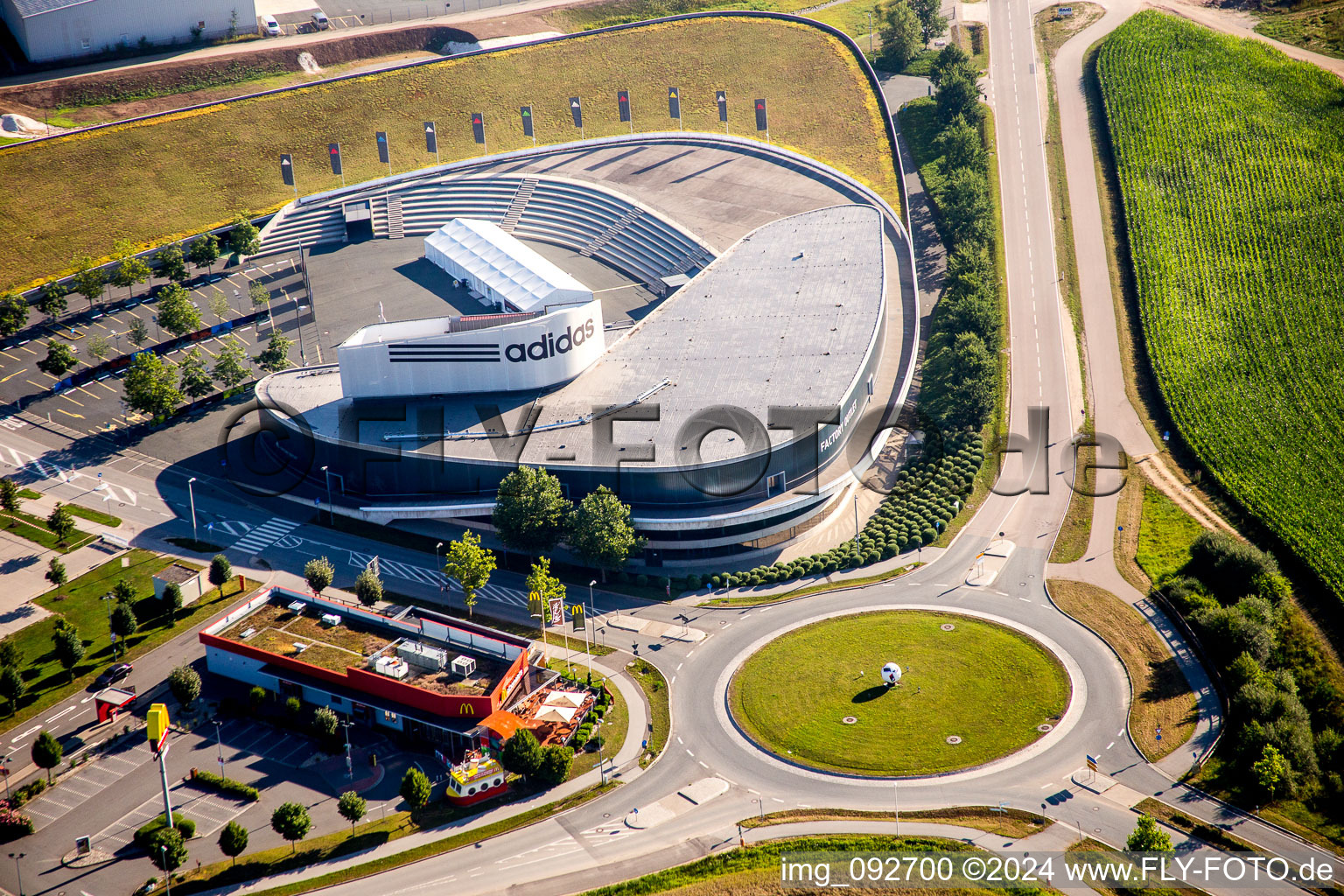 Photographie aérienne de Bâtiment administratif et complexe de bureaux adidas à le quartier Haundorf in Herzogenaurach dans le département Bavière, Allemagne