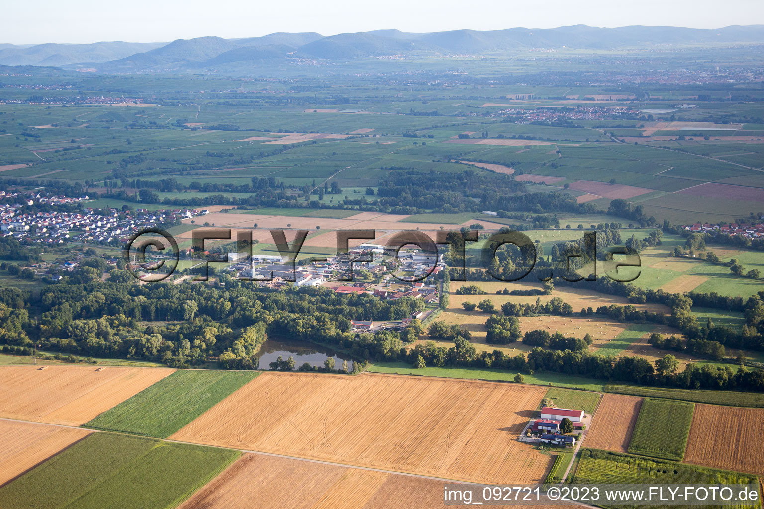 Vue aérienne de Maison pas chère, zone industrielle est à Billigheim-Ingenheim dans le département Rhénanie-Palatinat, Allemagne