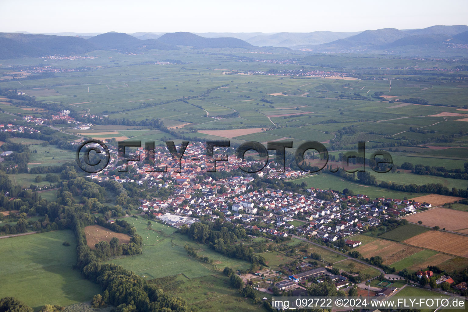 Quartier Billigheim in Billigheim-Ingenheim dans le département Rhénanie-Palatinat, Allemagne vue du ciel