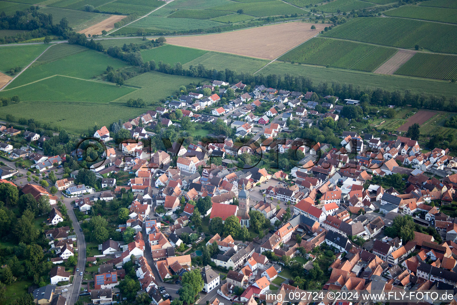 Vue aérienne de Bâtiment d'église au centre du village à le quartier Mühlhofen in Billigheim-Ingenheim dans le département Rhénanie-Palatinat, Allemagne
