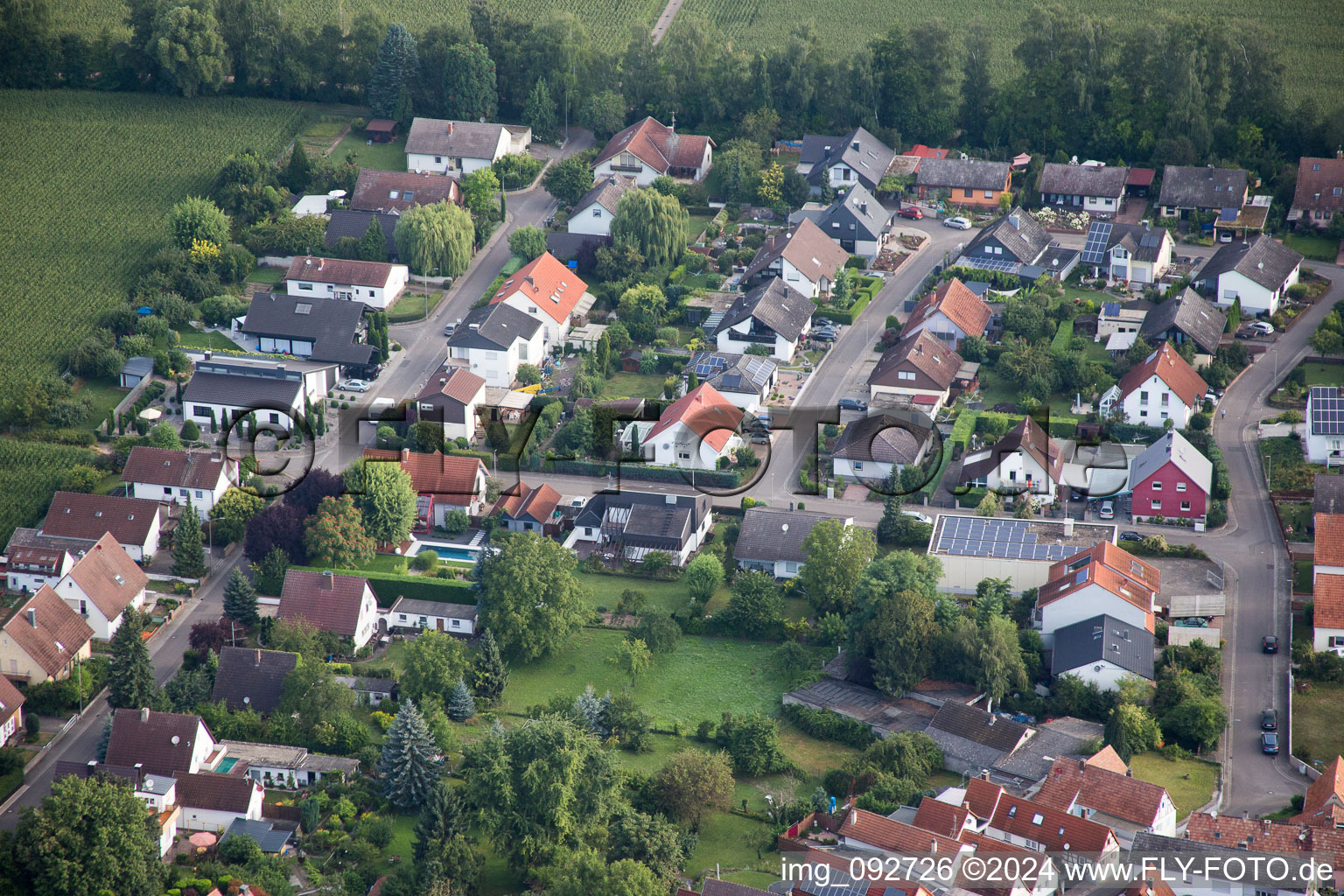 Vue aérienne de Maxburgstr à le quartier Billigheim in Billigheim-Ingenheim dans le département Rhénanie-Palatinat, Allemagne